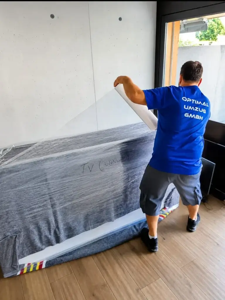 Möbel werden mit einer Decke geschützt