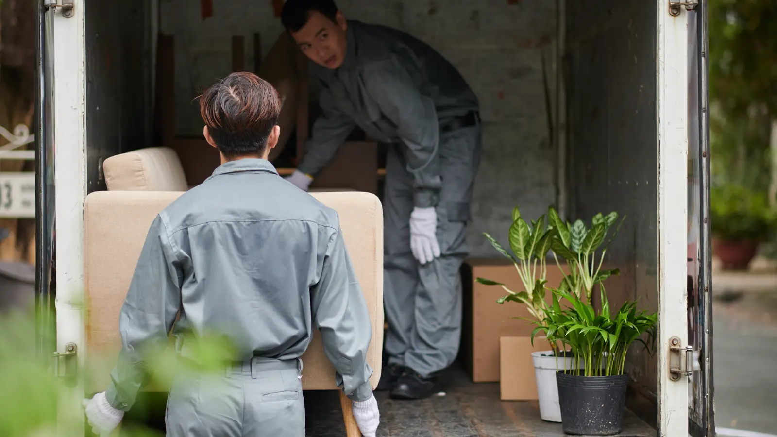 Möbel werden bei der Wohnungsauflösung in den Transporter geladen