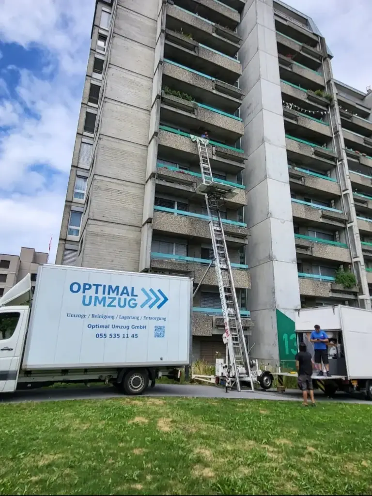 Möbellift von Optimal Umzug an einem Mehrfamilienhaus