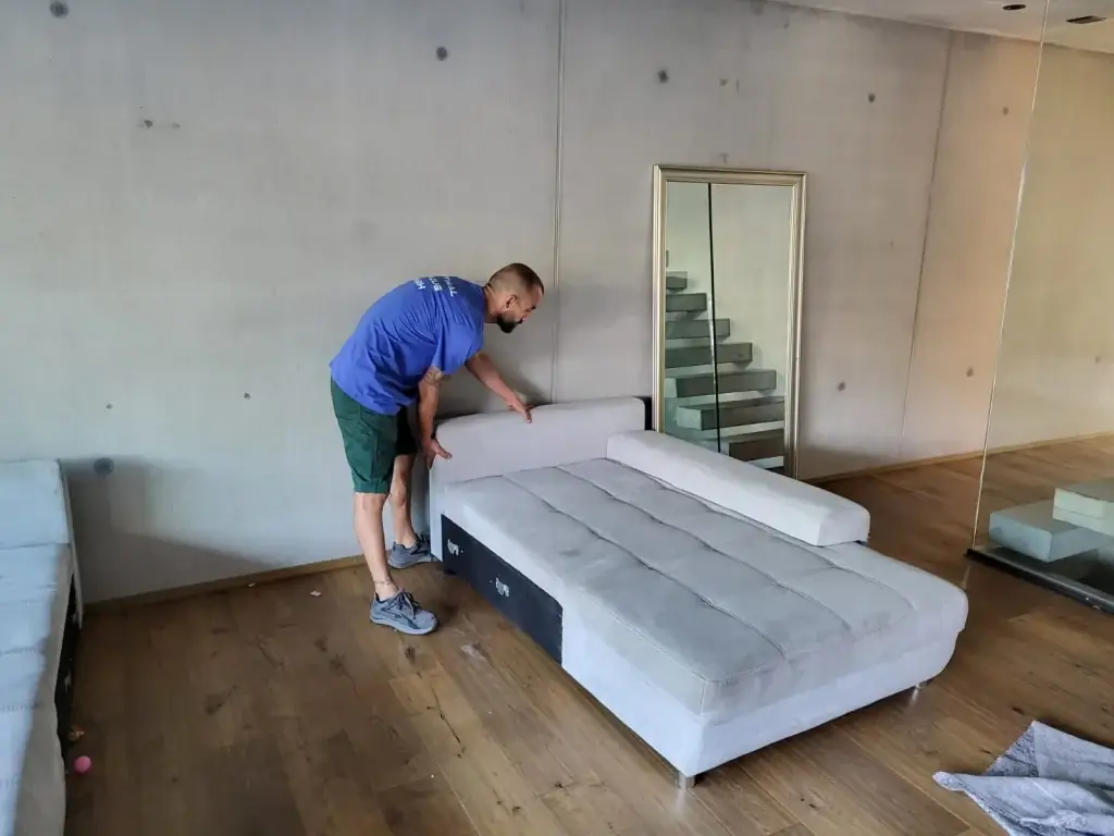 Sofa wird in der Wohnung für den Umzug vorbereitet