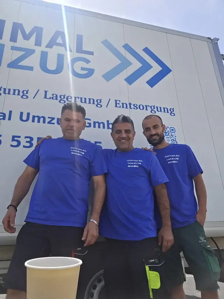 Das Team von Optimal Umzug vor dem Umzugswagen