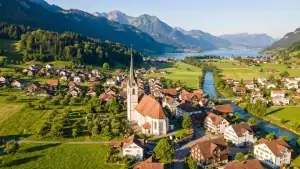 Galgenen SZ mit Pfarrkirche St. Martin und Blick Richtung Obersee