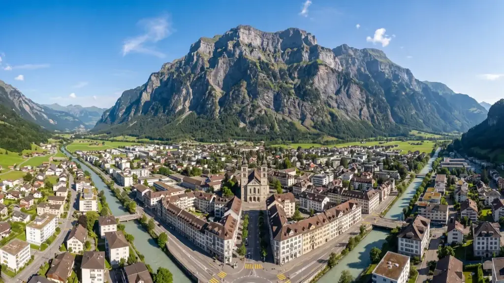Glarus im Linthtal unter dem Glärnisch mit Stadtkirche