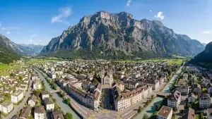 Glarus im Linthtal unter dem Glärnisch mit Stadtkirche
