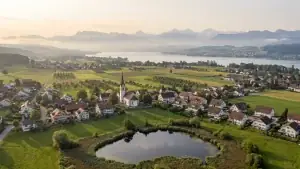 Hombrechtikon ZH mit Kirche und Lützelsee über dem Zürichsee