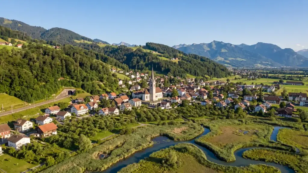 Kaltbrunn SG mit Kirche, Kaltbrunner Ried und Rickentunnel