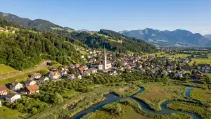Kaltbrunn SG mit Kirche, Kaltbrunner Ried und Rickentunnel