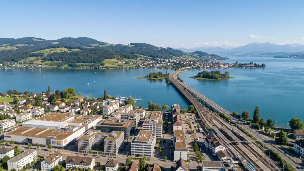 Pfäffikon SZ mit Seedamm nach Rapperswil und Bahnhof aus der Luft