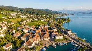 Richterswil ZH mit historischem Dorfkern und Hafen am Zürichsee