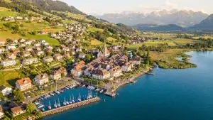 Schmerikon SG mit Hafen am Obersee und Goldberg