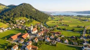 Schübelbach SZ am Fuss des Stockbergs mit Blick auf den Obersee