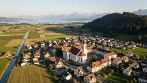 Tuggen SZ in der Linthebene mit barocker Pfarrkirche und Buchberg