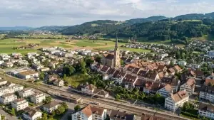 Uznach SG mit Städtli, Kirche und Bahnhof in der Linthebene
