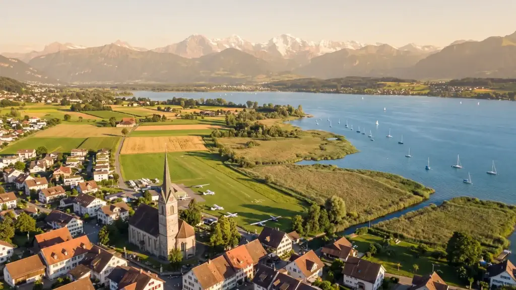 Wangen SZ und Nuolen am oberen Zürichsee mit Kirche und Seeufer