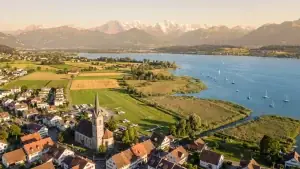 Wangen SZ und Nuolen am oberen Zürichsee mit Kirche und Seeufer