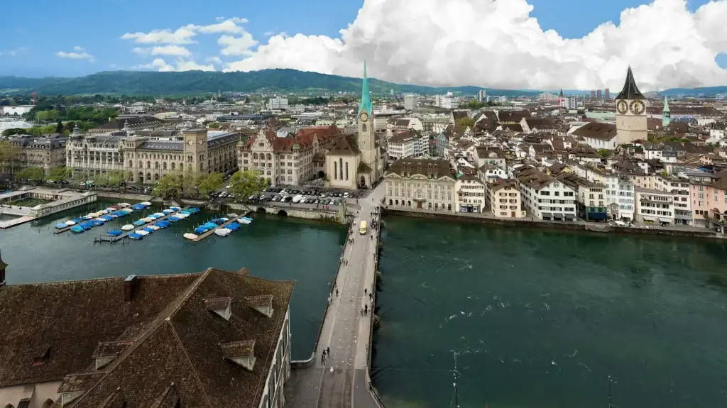 Luftaufnahme der Zürcher Altstadt an der Limmat – Umzugsfirma für Zürich