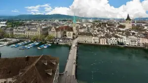 Luftaufnahme der Zürcher Altstadt an der Limmat – Umzugsfirma für Zürich