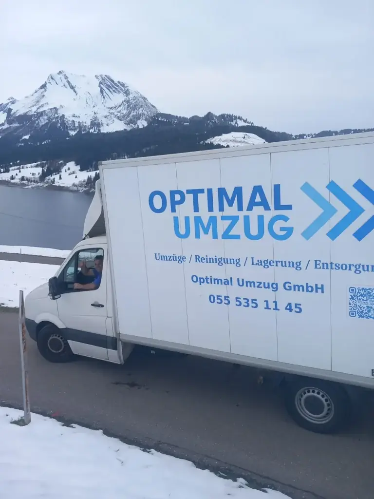 Umzugswagen von Optimal Umzug im Winter am See