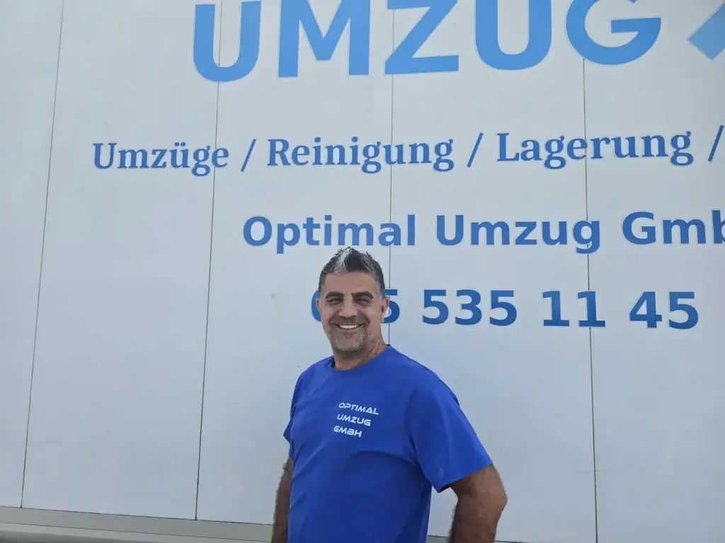 Mitarbeiter vor dem Umzugswagen von Optimal Umzug aus Lachen