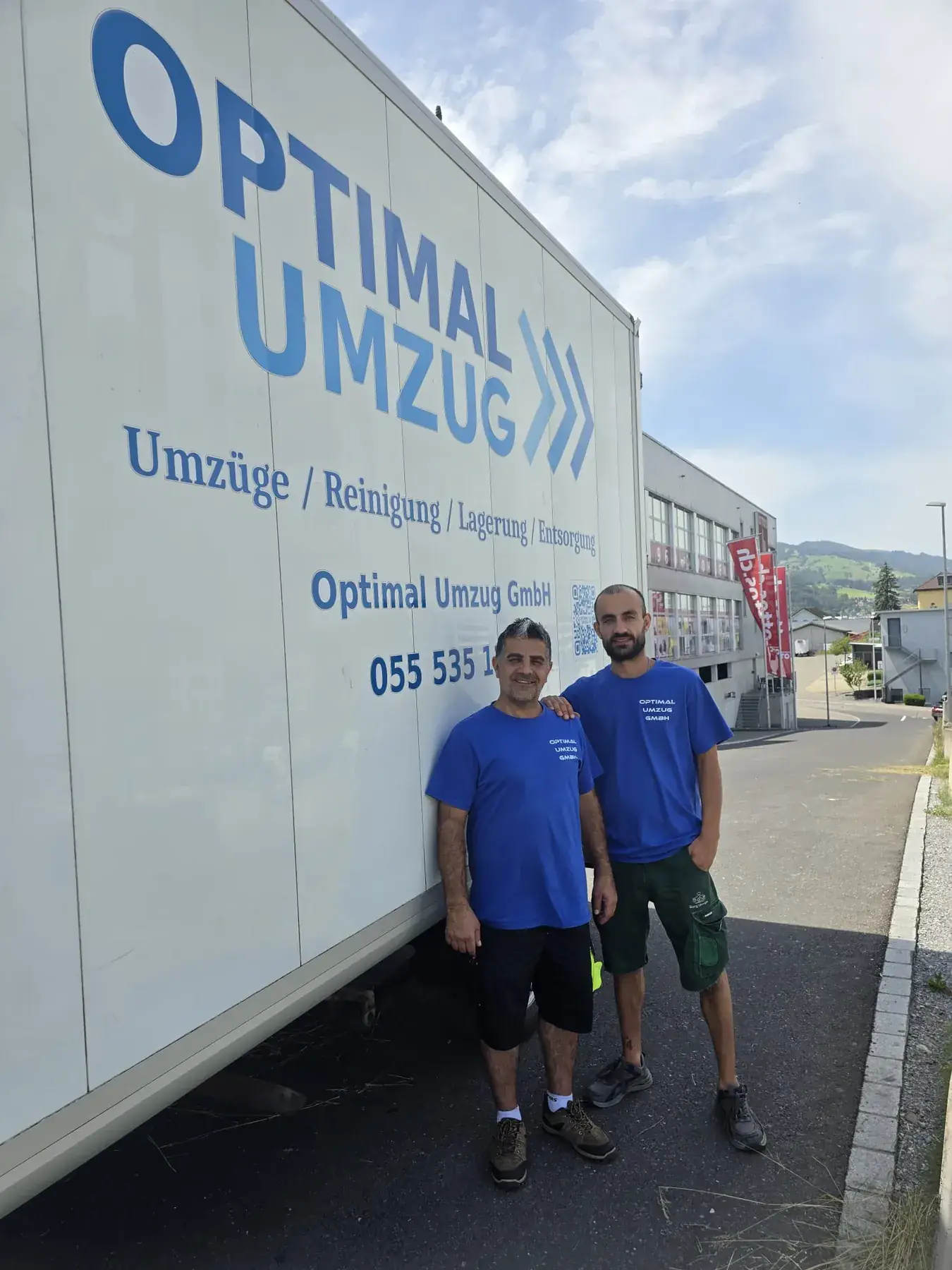 Zwei Mitarbeiter von Optimal Umzug vor dem LKW